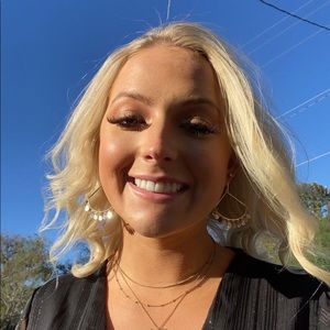 Meet your Posher, Elise